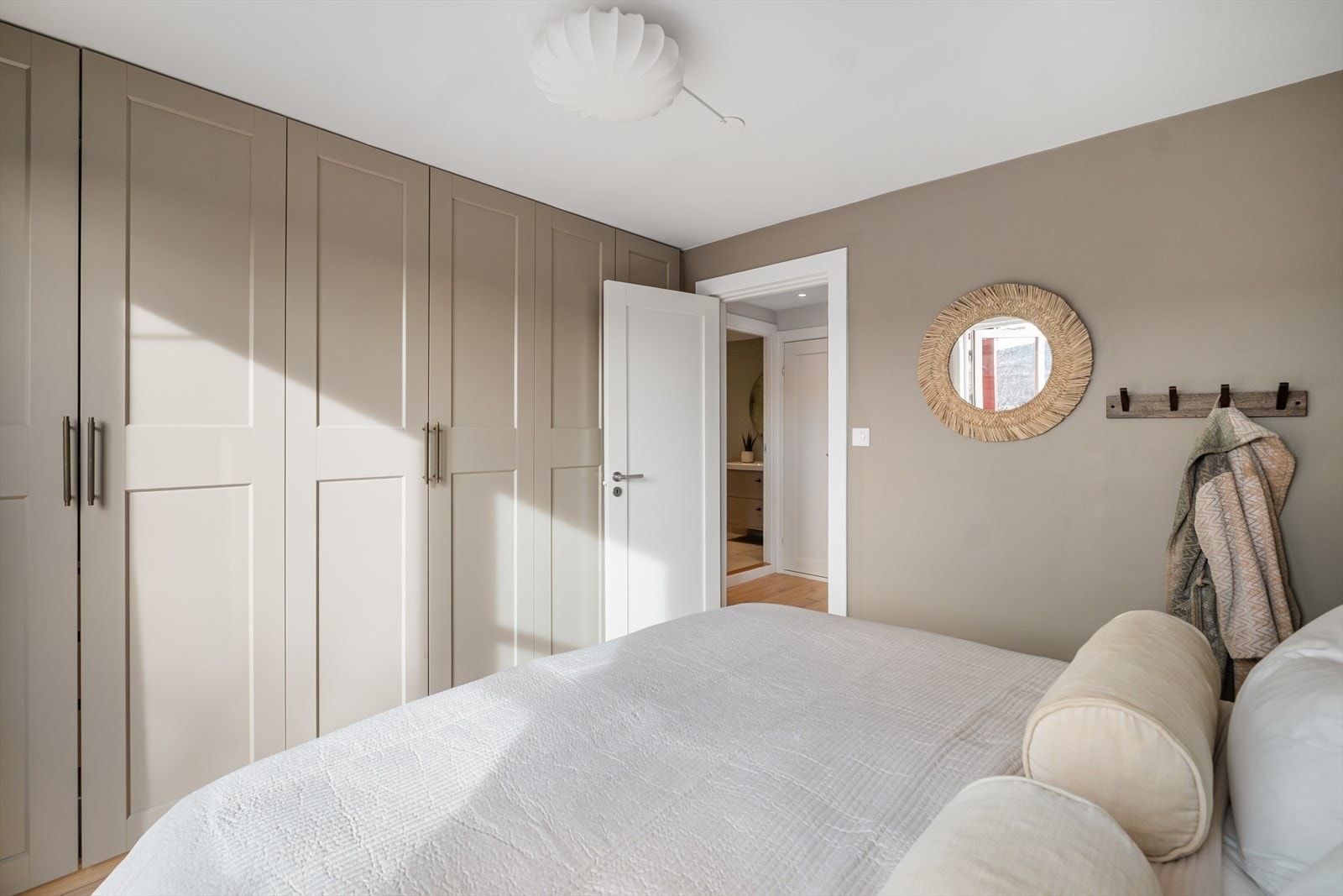 Garderobeløsning med rikelig av oppbevaringsplass. Galleribilde