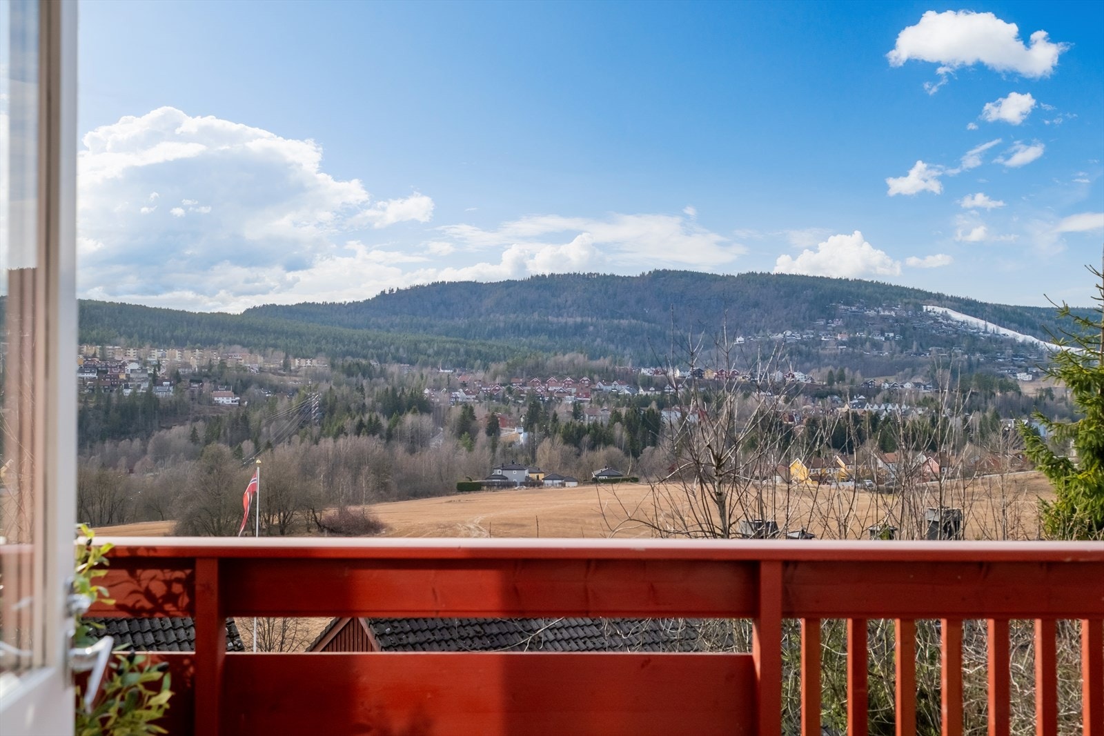 Flott utsikt fra verandaen i 1. etasje. Galleribilde