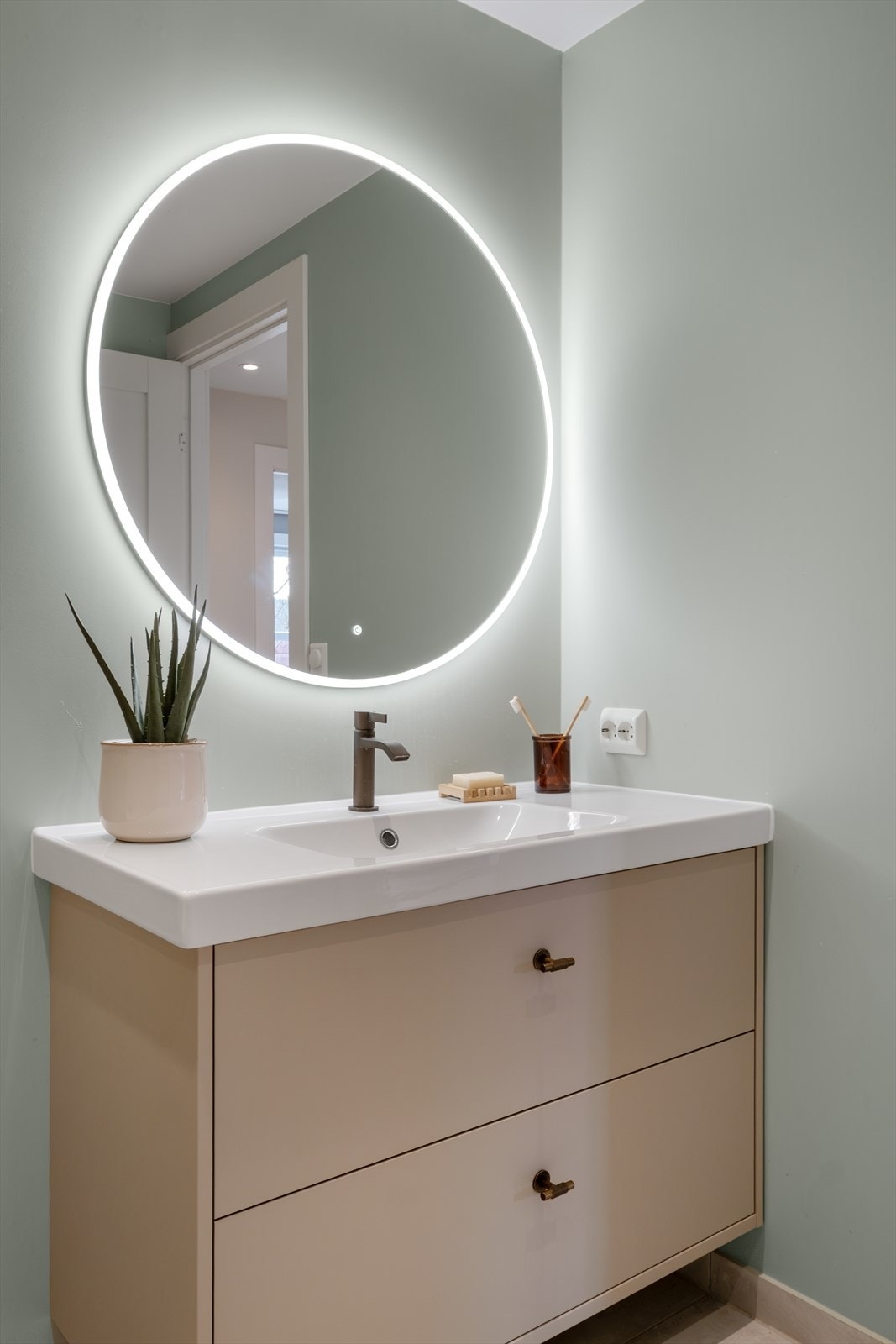 Servant med oppbevaringsplass i skuffer og speil på veggen. Galleribilde