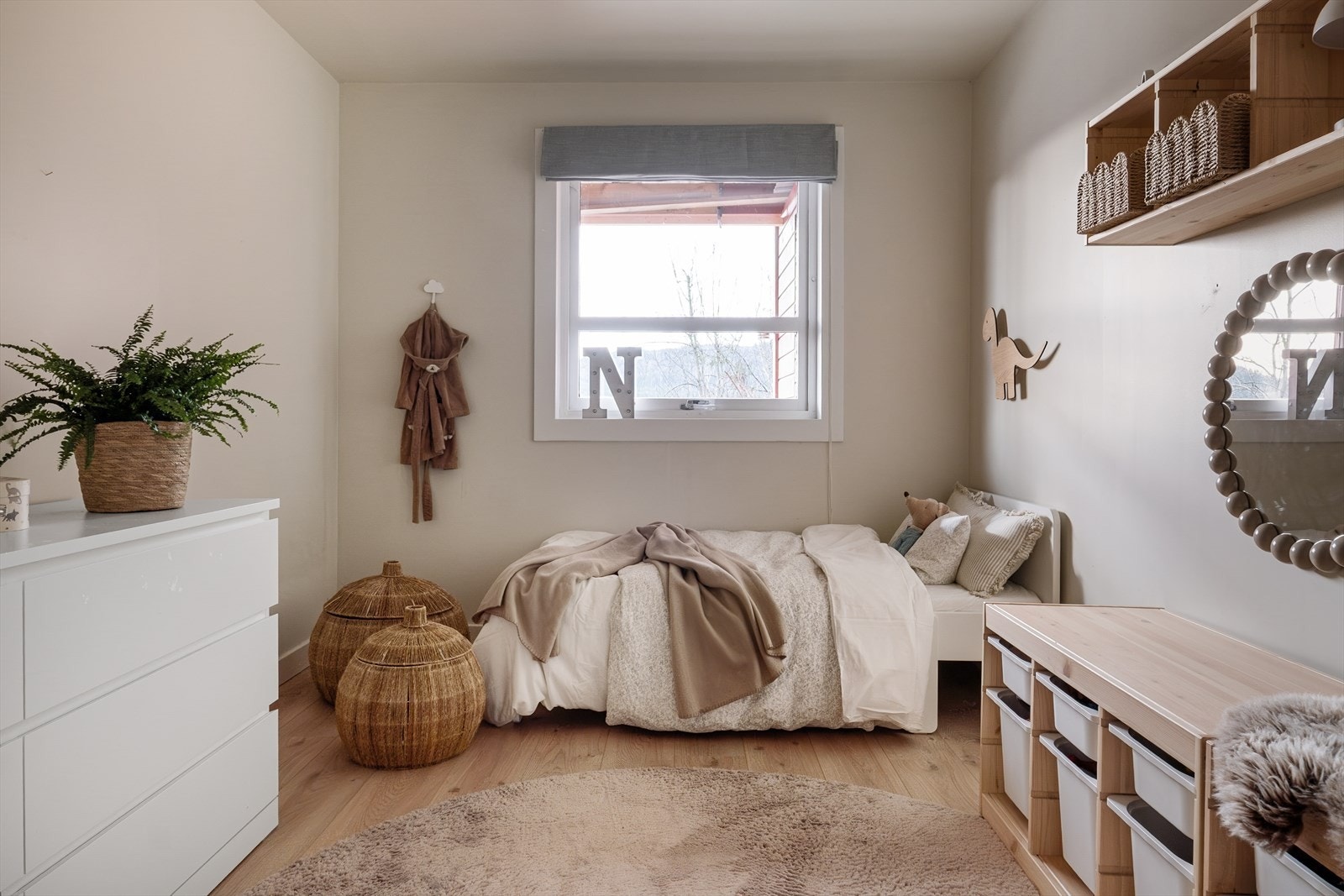 Soverom med plass til dobbeltseng, nattbord og tilhørende møblement. Galleribilde