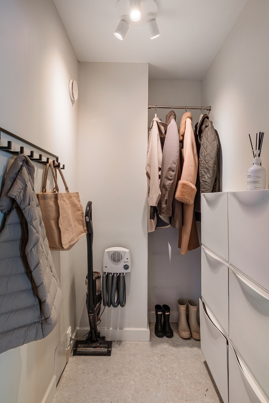 Praktisk garderobeløsning - ideelt for oppbevaring av yttertøy og sko. Galleribilde