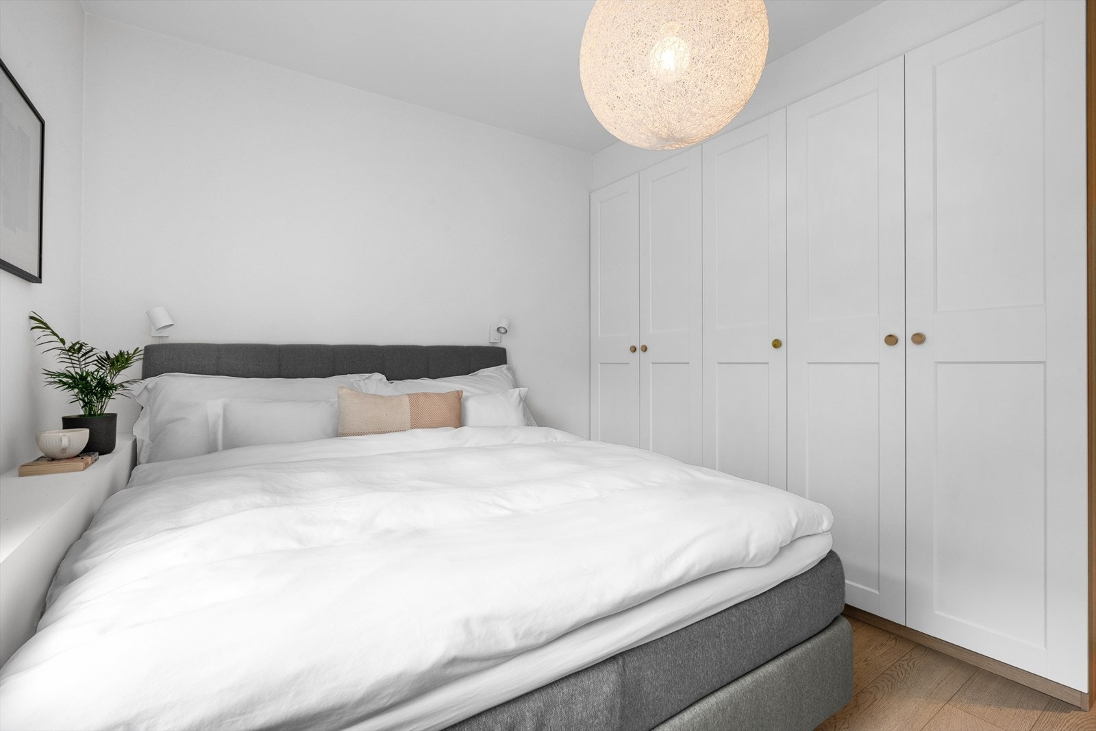 Stort innebygget garderobeskap på 2,5 meter. Hovedsoverommet ligger vegg-i-vegg med badet. Galleribilde