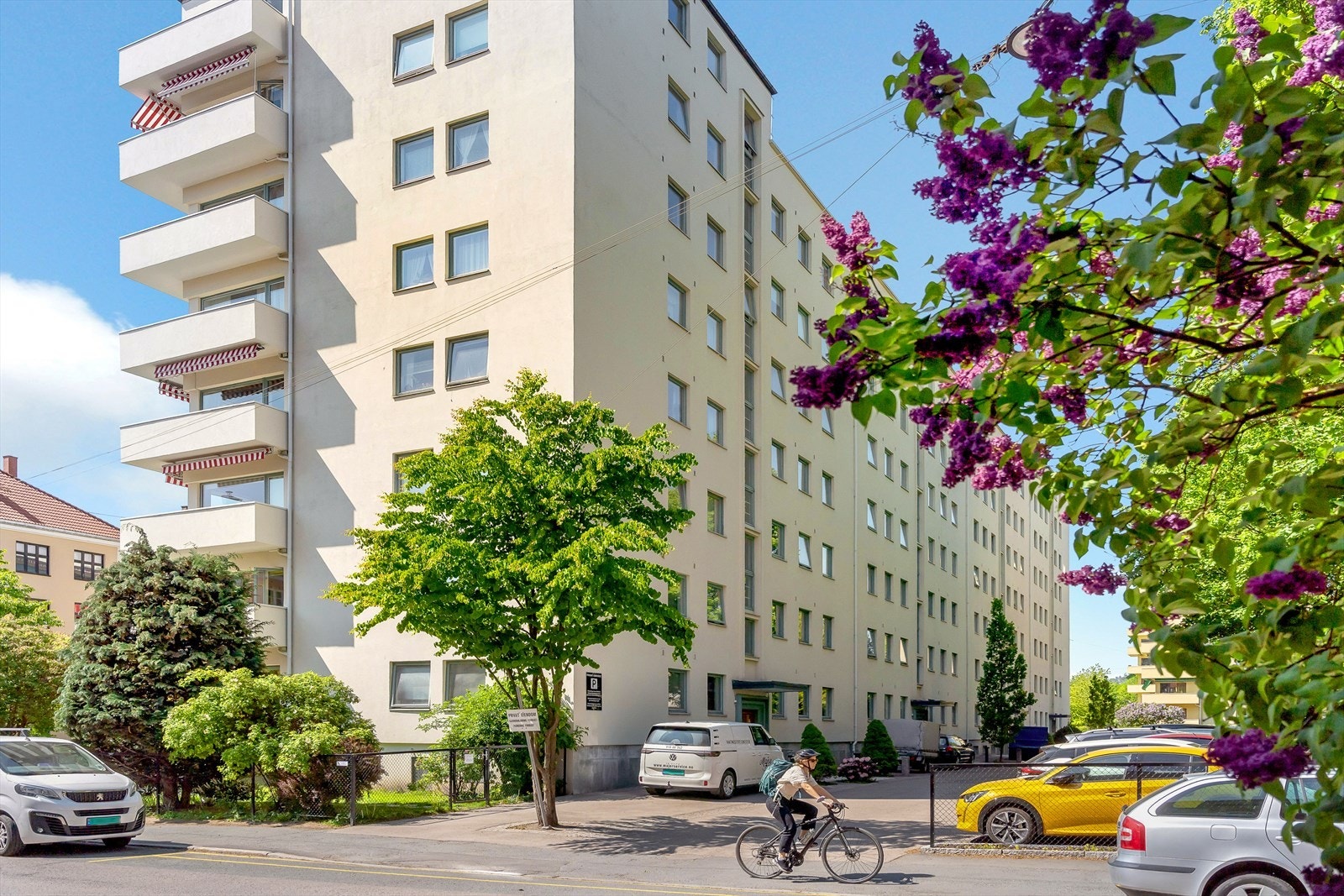 Innkjøring til bygget fra Harald Hårfagres gate og bom mot Gardeveien. Sameiet har gjesteparkering med parkeringskort langs bygget. Galleribilde