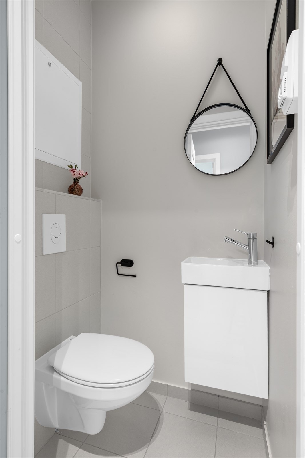 I tillegg er det også et delikat flislagt og malt gjestetoalett renovert i 2019 i regi av sameiet med samme stil og oppgraderinger som på badet. Galleribilde