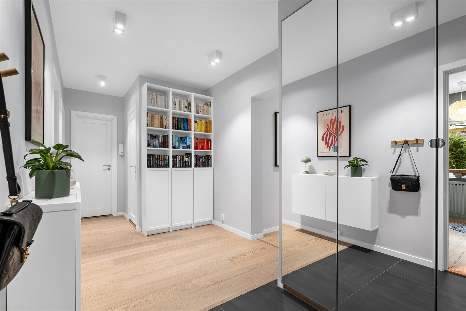 Entré/gang med adkomst til stue, wc, bad og 3 soverom. Galleribilde