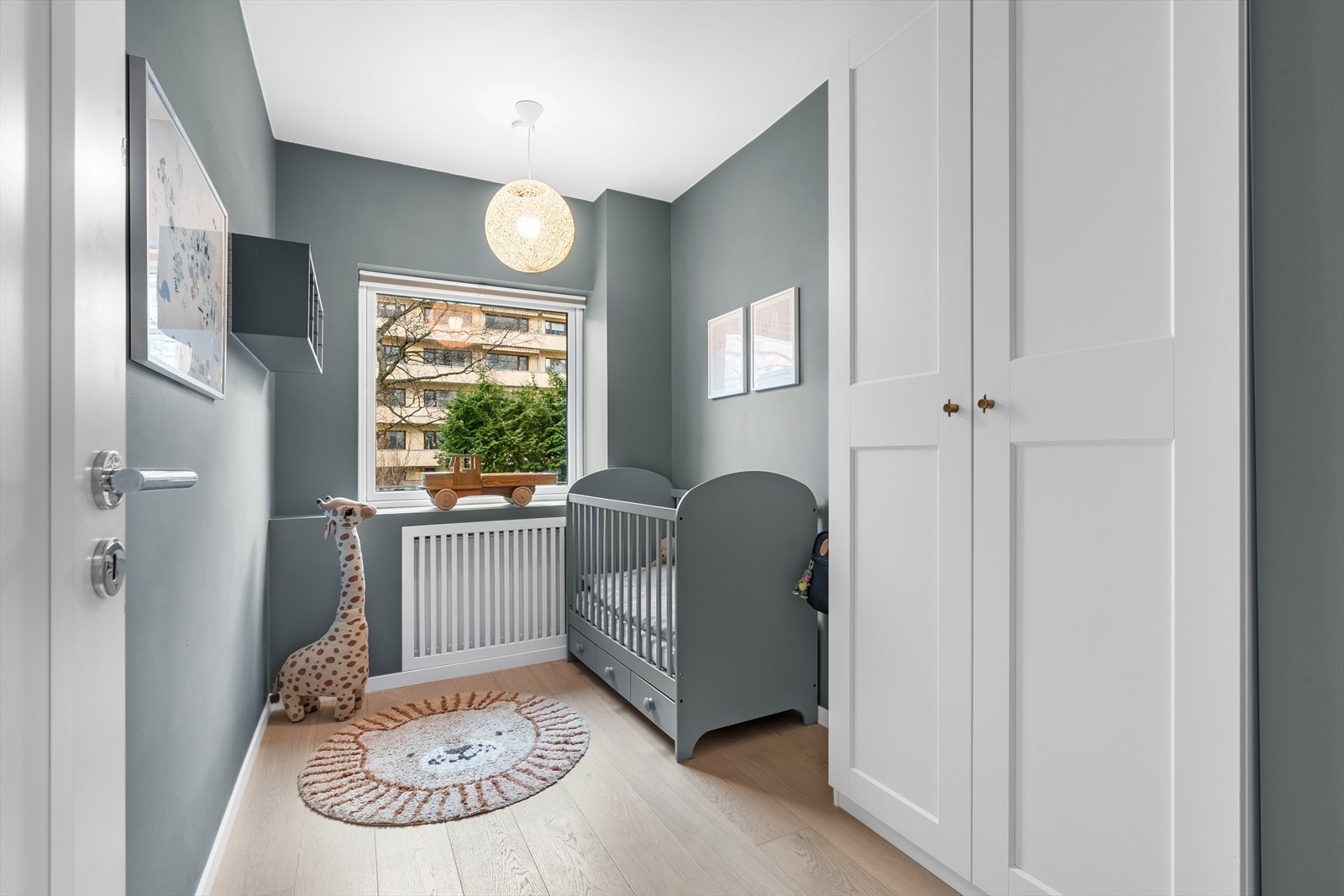 Soverom III på ca. 7 m² med god plass til seng, skrivebord og garderobeskap. Vender mot sameiets bakgård mot øst. Bredde 2,04m. Lydisolerte vinduer og lystette plisségardiner fra 2019. Galleribilde