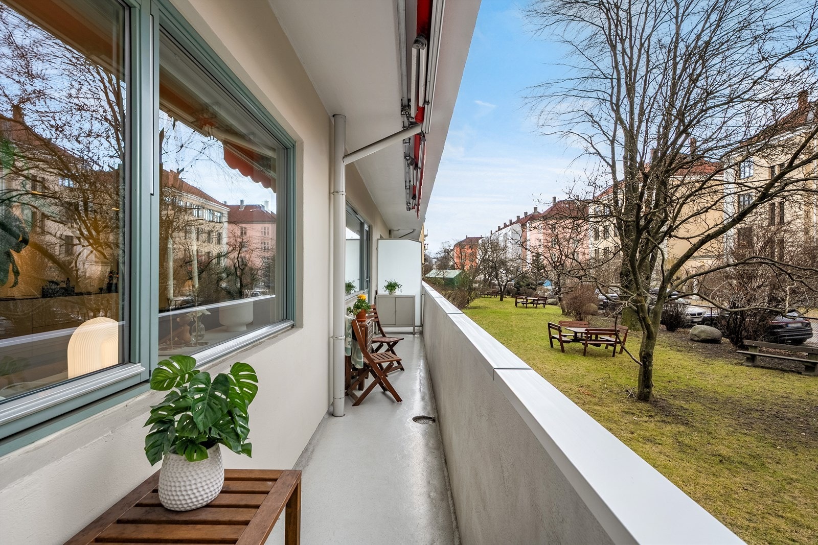 Overbygget, solrik og sydvestvendt balkong på ca. 9 m² i hele leilighetens bredde. Balkongen og fasaden ble renovert i 2019 i regi av sameiet med blant annet nytt dekke, sluk, brystning, beslag, nedløp og skillevegger. Galleribilde