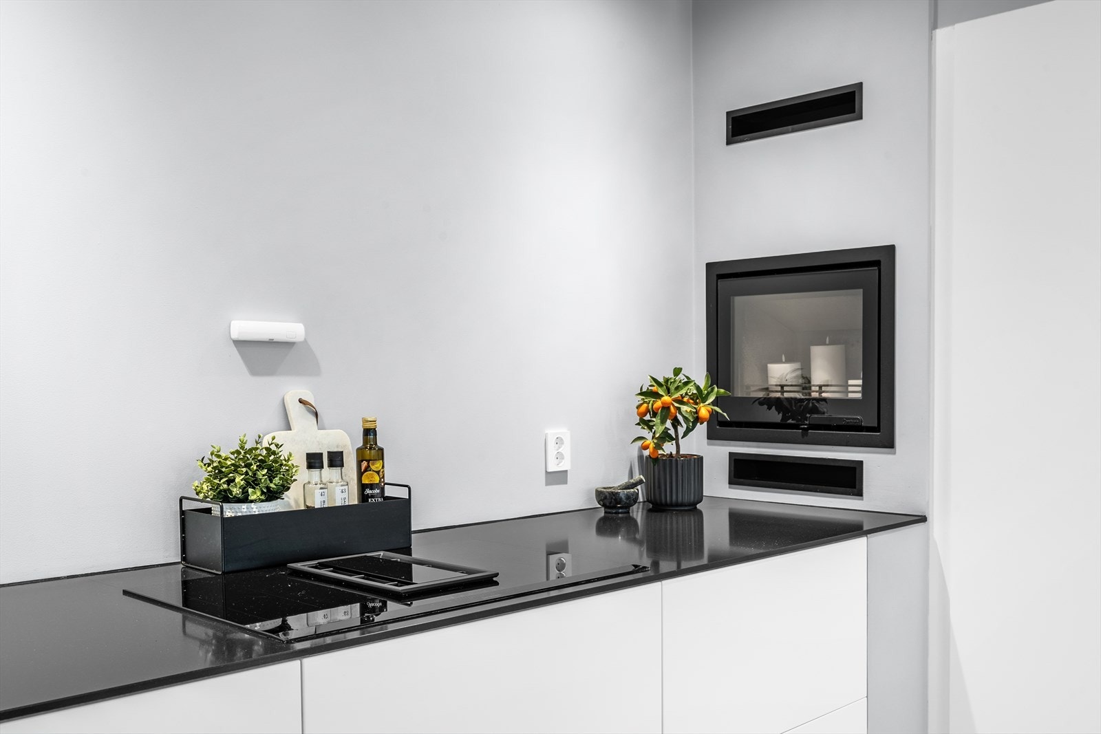 Induksjonstopp fra Siemens med integrert benkeventilator og innebygget peisinnsats fra Varmefagi hjørnet på kjøkkenet. Galleribilde