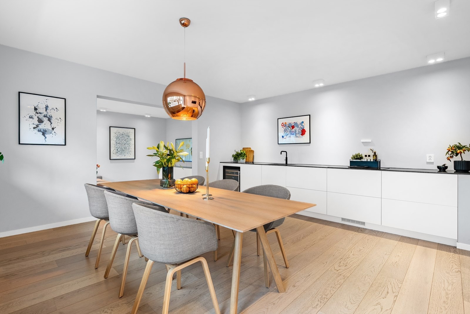 Svært god plass til spisebord/langbord. Galleribilde