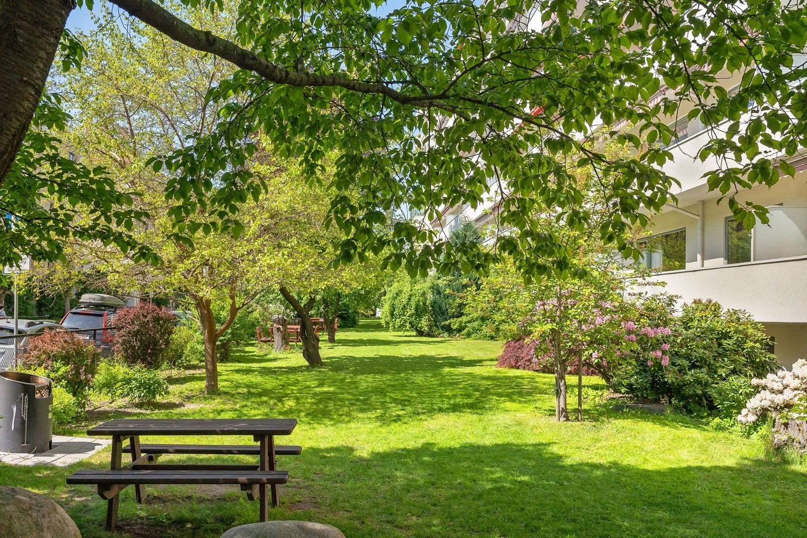 Sameiet har en parkmessig opparbeidet og inngjerdet forhage mot Hammerstads gate med beplantning, sittegrupper og grill. Denne ivaretas av sameiets gartnertjeneste. Galleribilde