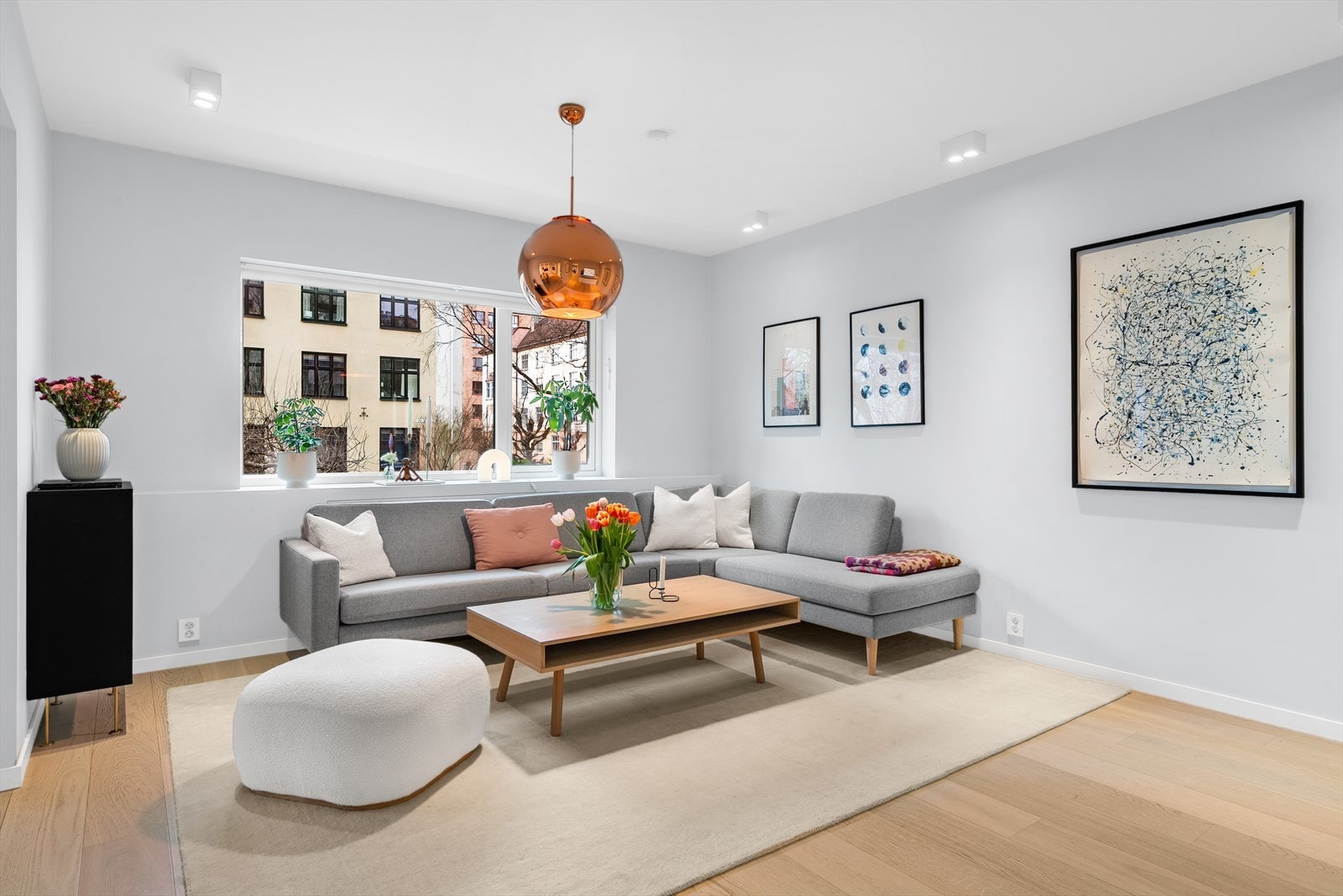 Glatte malte flater i Jotun Skumring og pen enstavs parkett. God plass til sittegruppe. Galleribilde