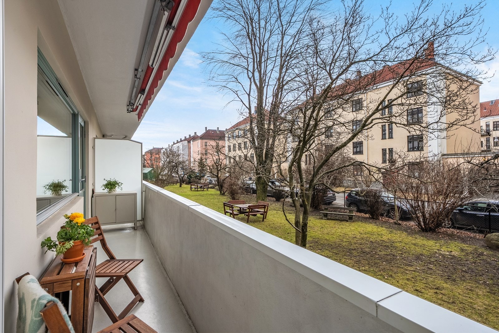 Lys og lekker 4-roms i en høy 1.etg mot frodig og idyllisk inngjerdet hage. Godt tilbaketrukket fra en rolig og lite trafikkert gate kun noen steinkast fra Majorstukrysset. Galleribilde