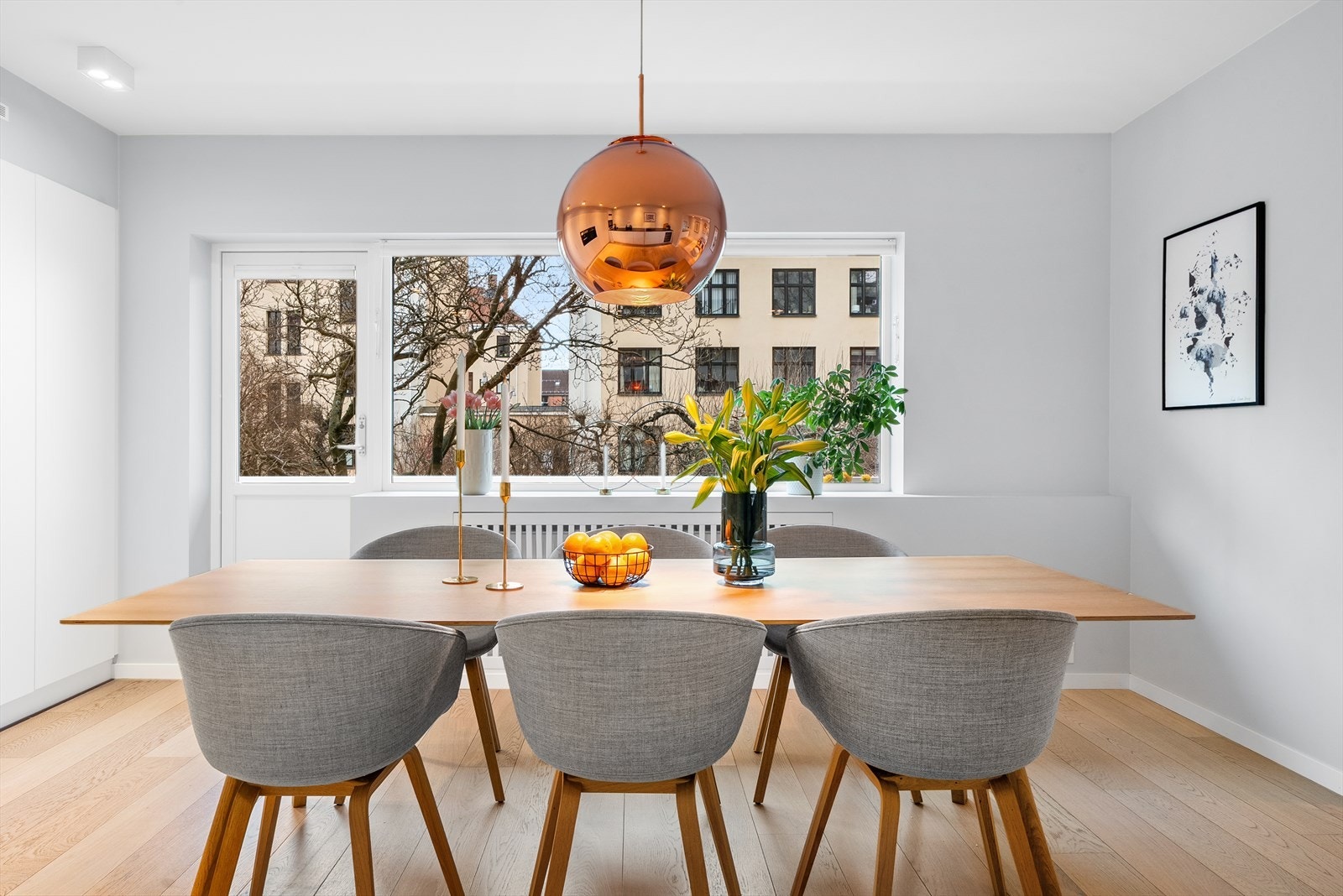 Store vindusflater med godt lysinnslipp. Nye vinduer og balkongdør fra 2019. Spesialtilpassede plisségardiner på alle vinduer i hele leiligheten. Galleribilde