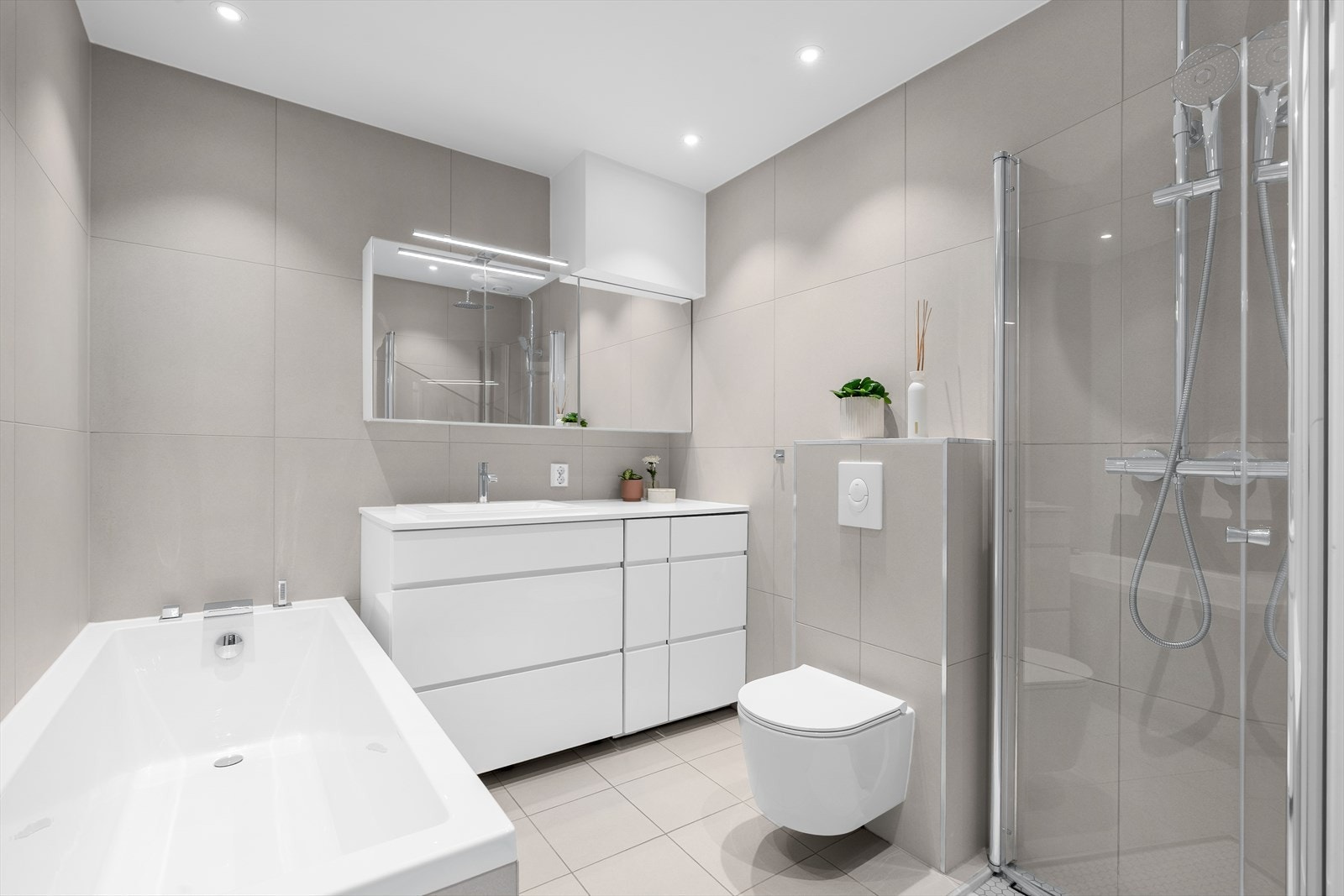 Delikat flislagt baderom renovert i 2019 i regi av sameiet og betydelig påkostet av eier. Downlights i himling og varmekabler i gulv. Galleribilde