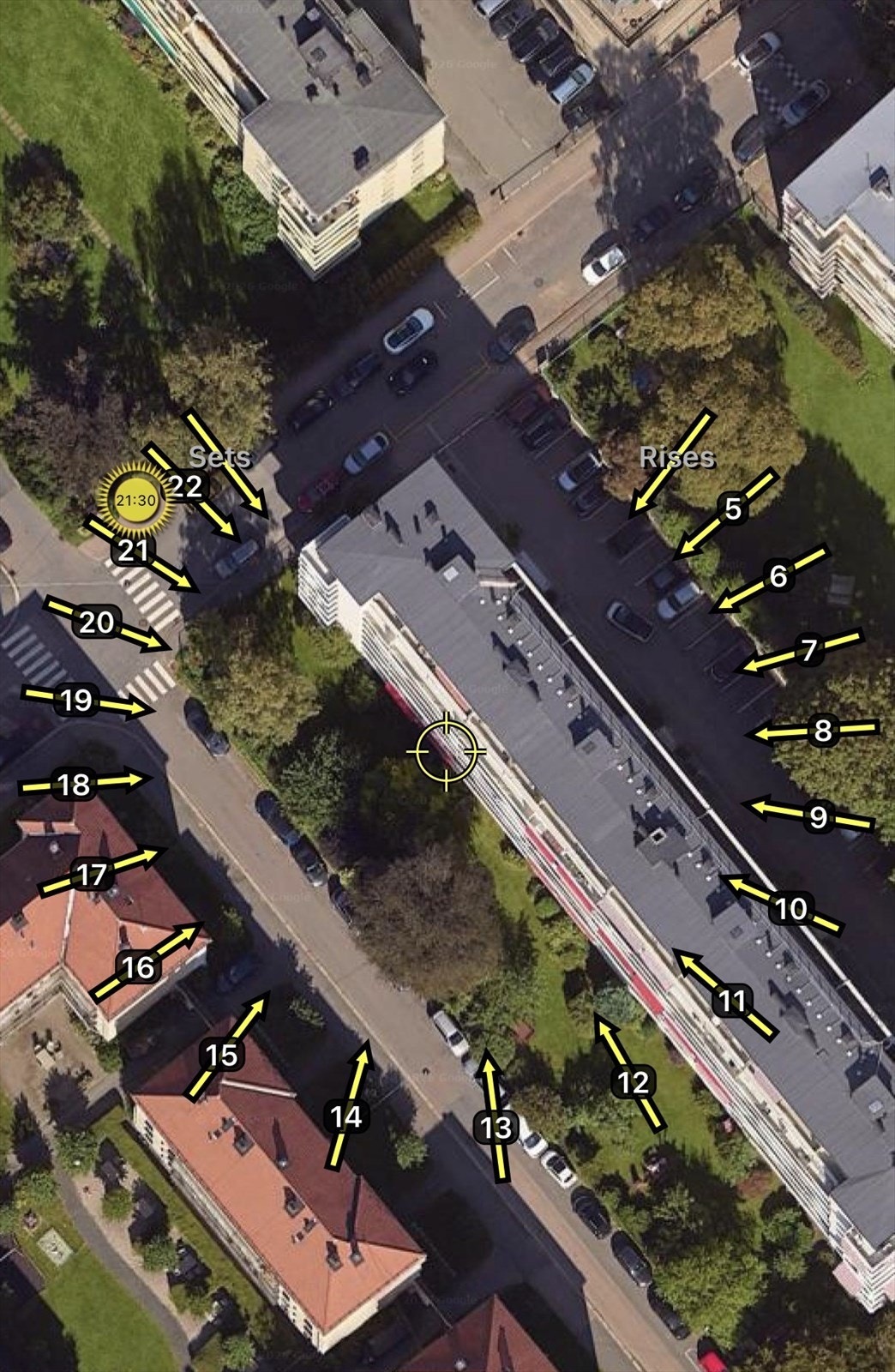 Illustrasjon av solforholdene midtsommers. Sol på balkongen fra ca. kl. 12:00-21:30, tidvis dekket av trær. Galleribilde