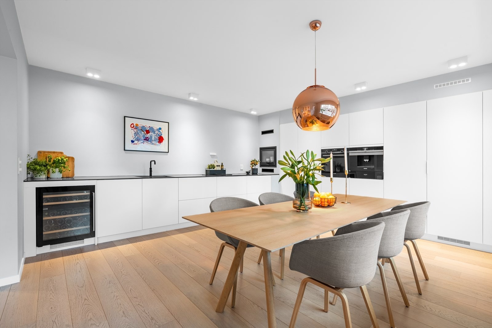 Moderne spotlights og skjult elektrisk anlegg. Gjennomtenkt belysningsplan med god og stilig belysning. Galleribilde