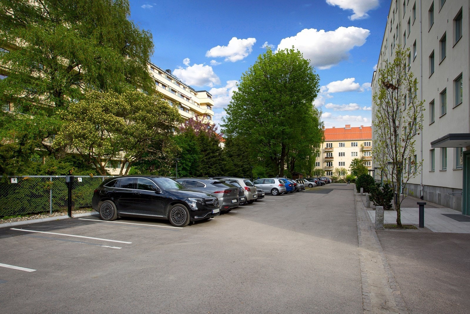 Sameiet har 32 nummererte biloppstillingsplasser med elbillader på egen grunn. Disse fordeles etter venteliste (3 på liste p.t.) og leies ut for kr 400,-600,- pr. mnd. Galleribilde