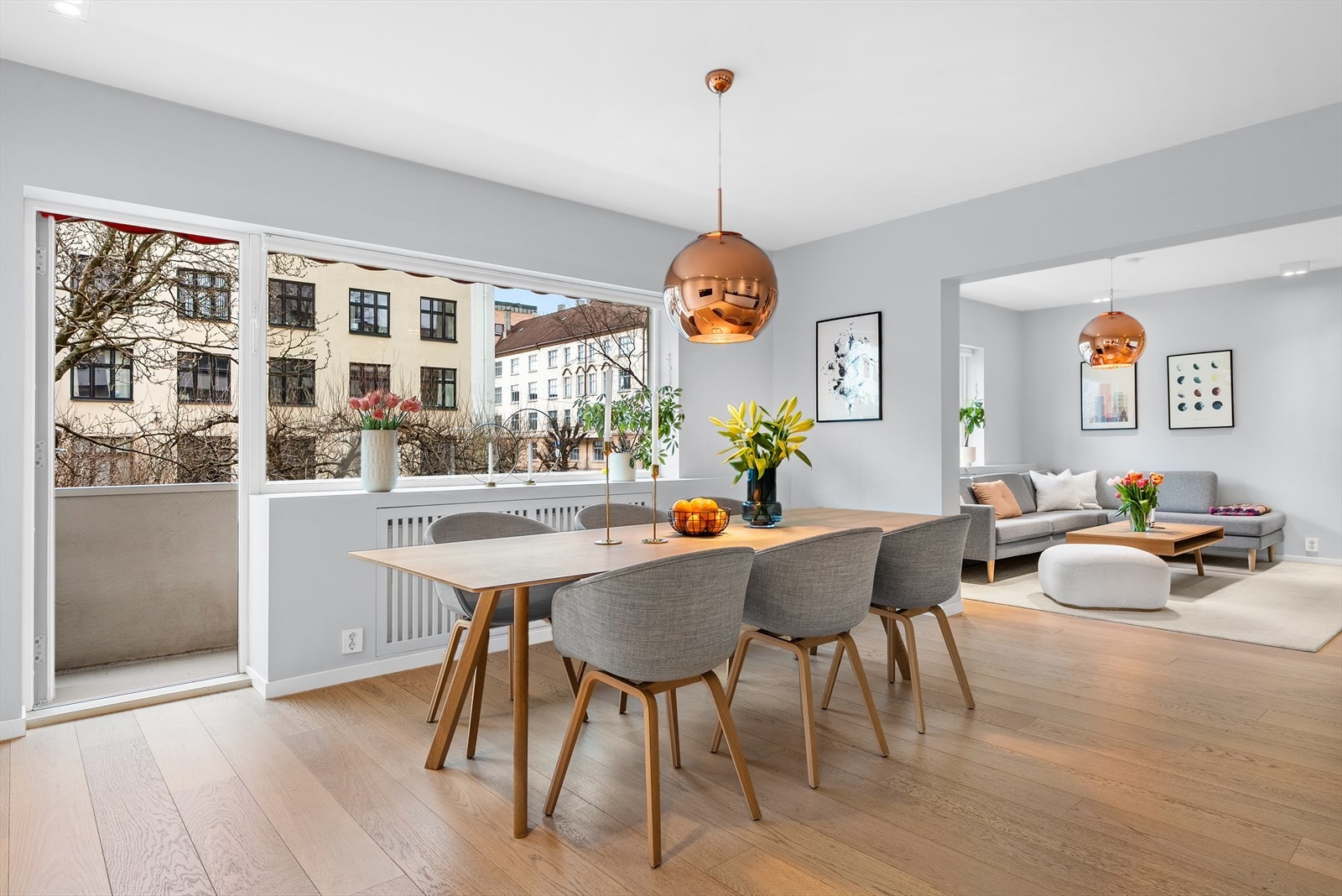 Innebygde radiator fra 2019 i alle oppholdsrom, tilknyttet fjernvarme. Fyring og varmtvann er inkludert i felleskostnadene. Galleribilde