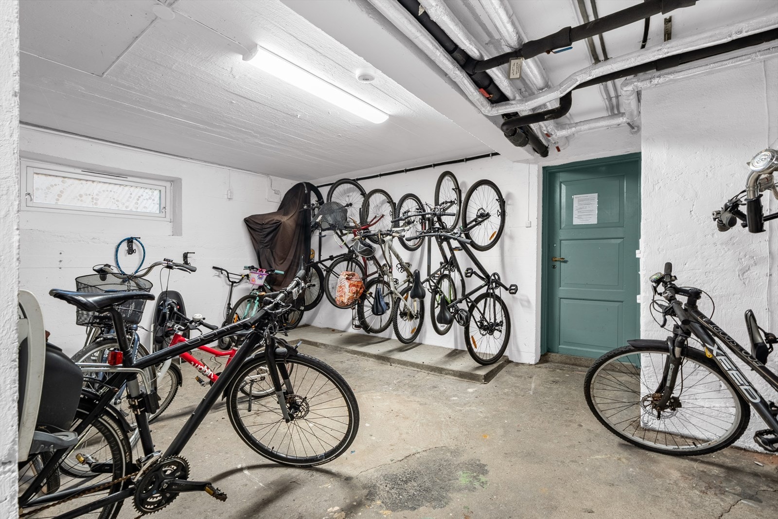 Sameiet har felles sykkelrom og godt med veggmonterte sykkelstativ flere steder i kjelleren samt utendørs sykkelstativ. Galleribilde