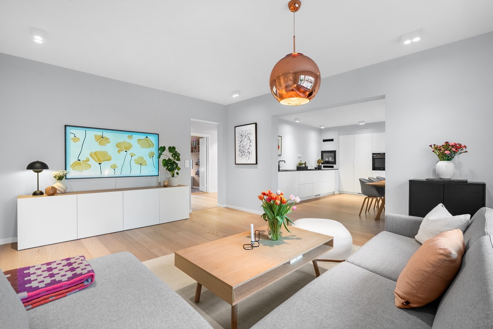 Stue og kjøkken i delvis åpen løsning. Rommene danner til sammen et samlet oppholdsrom på ca. 46 m². Galleribilde