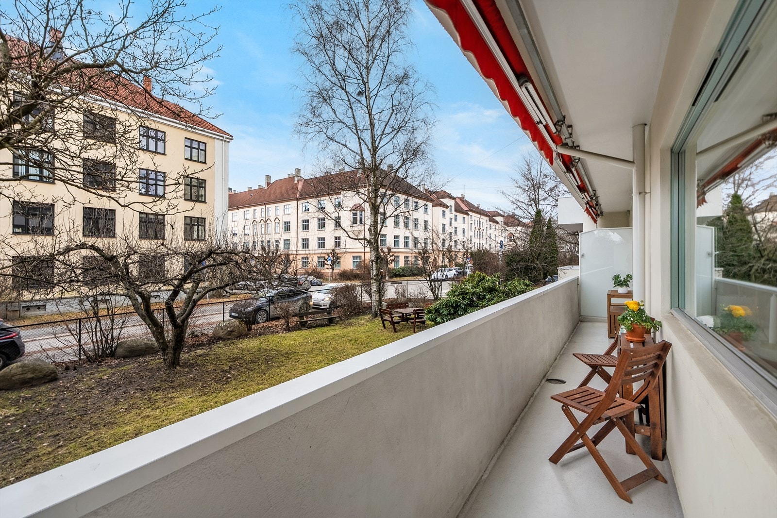 Balkongen har markiser, svært gode solforhold, god plass til utemøbler og hyggelig utsyn til et rolig nabolag med flotte bygg, grønne forhager og svært lite biltrafikk. Galleribilde