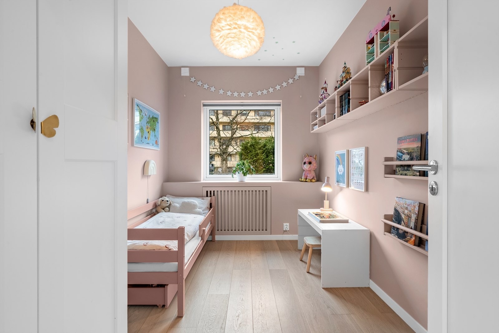 Soverom II på ca. 8 m² med god plass til seng, skrivebord og garderobeskap. Vender mot sameiets bakgård mot øst. Bredde 2,35m. Lydisolerte vinduer og lystette plisségardiner fra 2019. Galleribilde