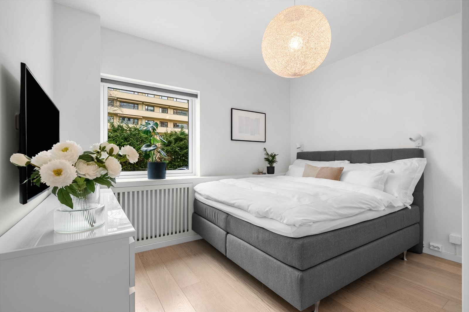 God plass til dobbelseng og nattbord. Innebygget radiator med kasse som går i hele rommets bredde og fungere som en ekstra hylle. Galleribilde