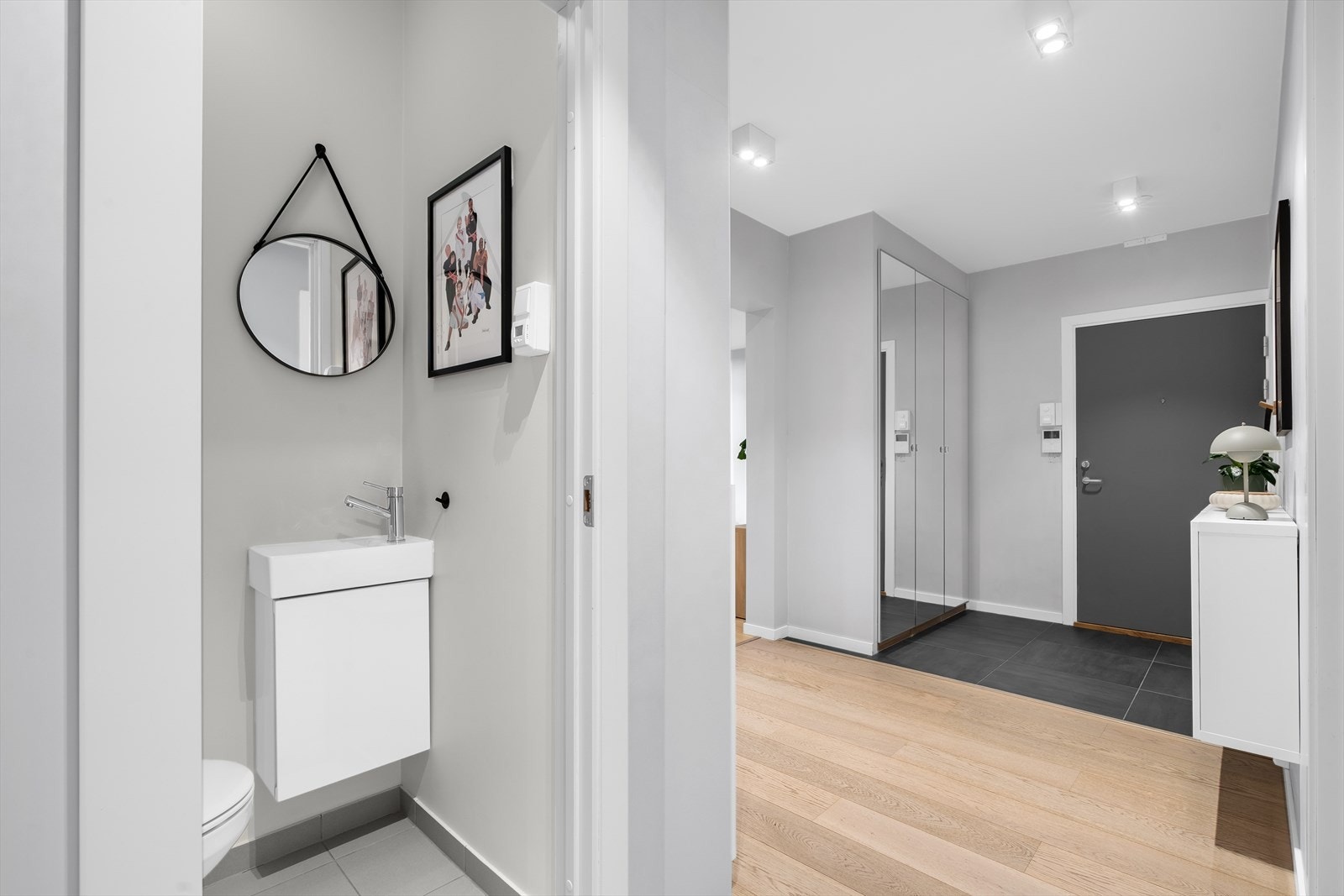 Flislagt entré med 1,5 meter plassbygget garderobeskap med speilfronter. Porttelefon med video og brann- og lydklassifisert entrédør fra 2019. Galleribilde