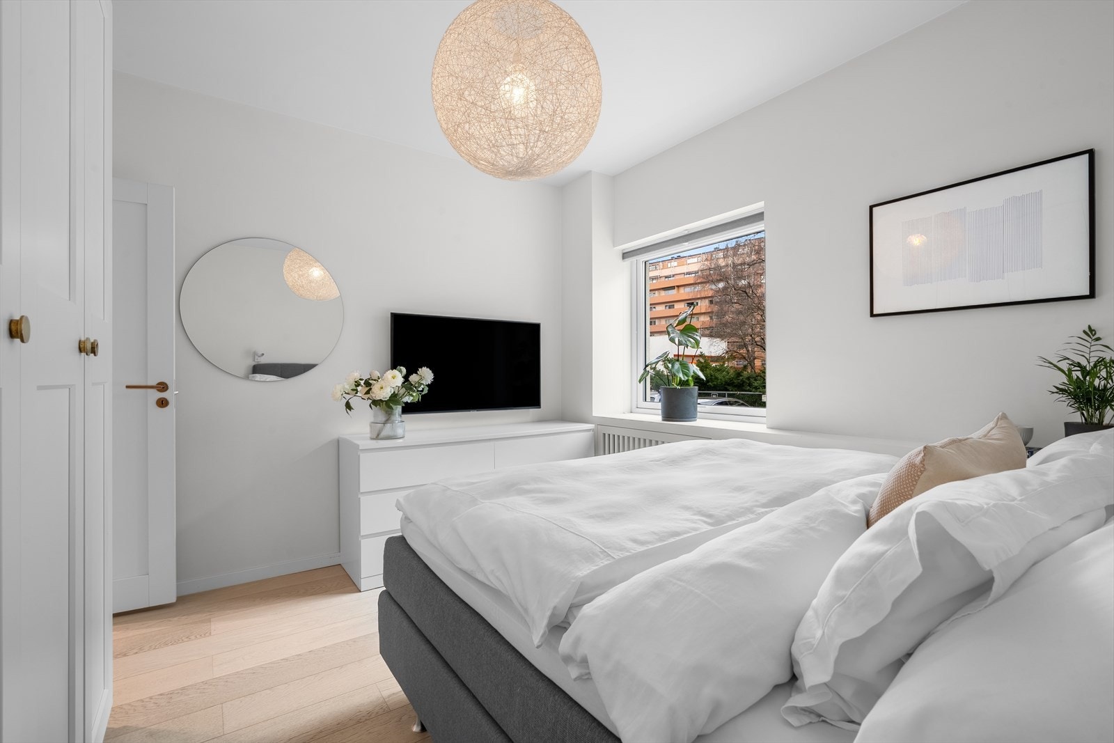 Hovedsoverom på ca. 12 m² vendt mot sameiets bakgård mot øst. Lydisolerte vinduer og lystette plisségardiner fra 2019. Galleribilde