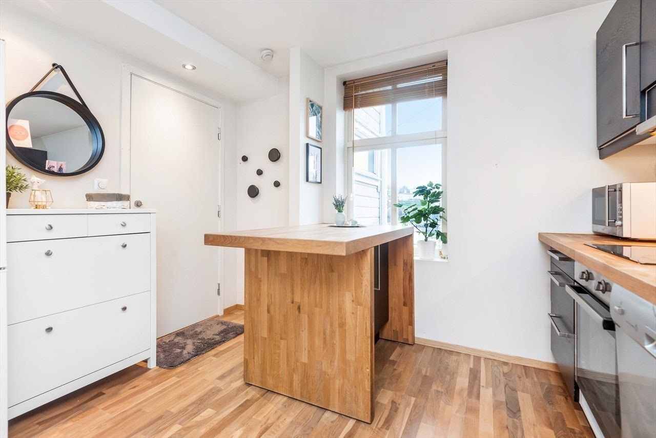 God benkeplass- og skapplass til det du skulle trenge, samt middagsforberedelsene. Galleribilde