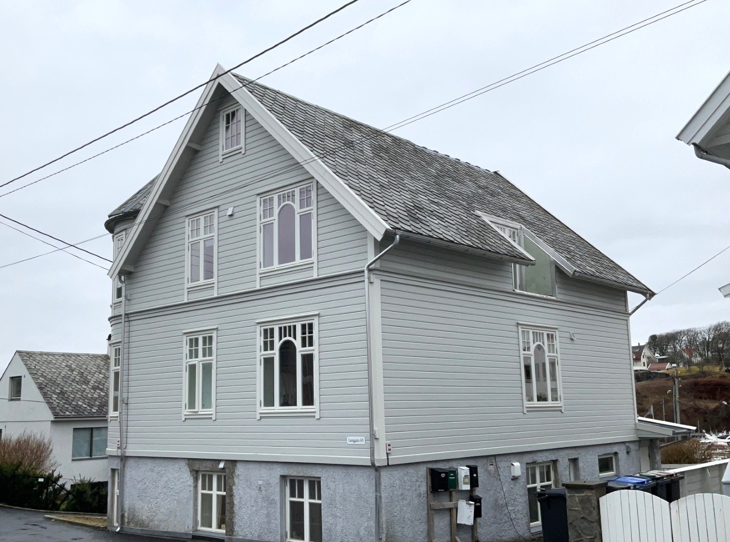 Sameiet består av 6 boligseksjoner og har en sentral beliggenhet på Hasseløy. Galleribilde