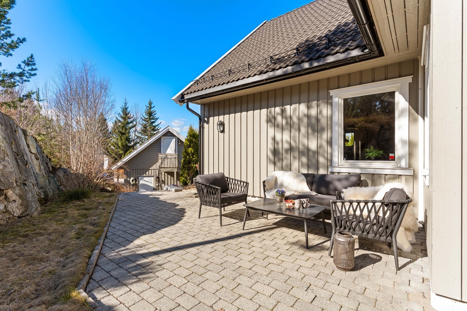 Opparbeidet uteområde med flere soner for avslapning og lek. Galleribilde