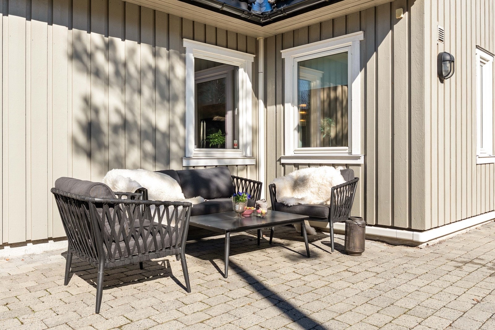 Koselig sitteplass ved inngangspartiet - perfekt for rolige stunder utendørs. Galleribilde