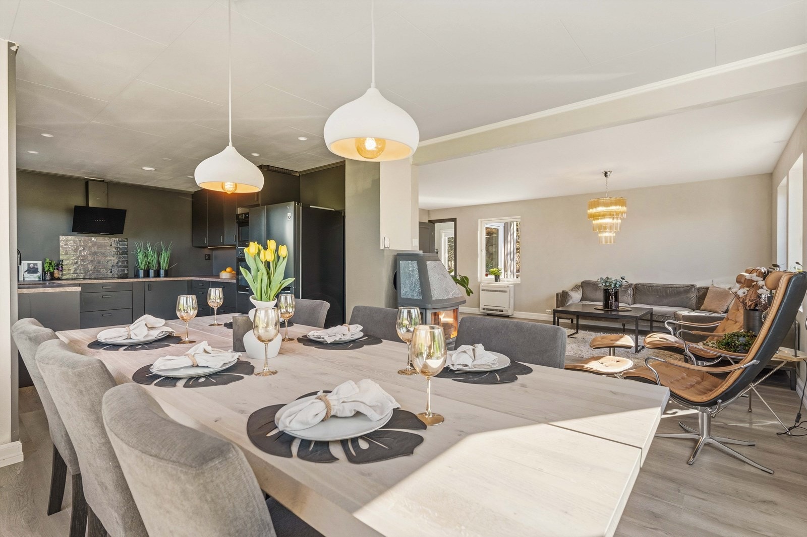 Spisestue i tilknytning til kjøkkenet gir en sosial og praktisk løsning. Perfekt for hyggelige middager med familie og venner. Galleribilde