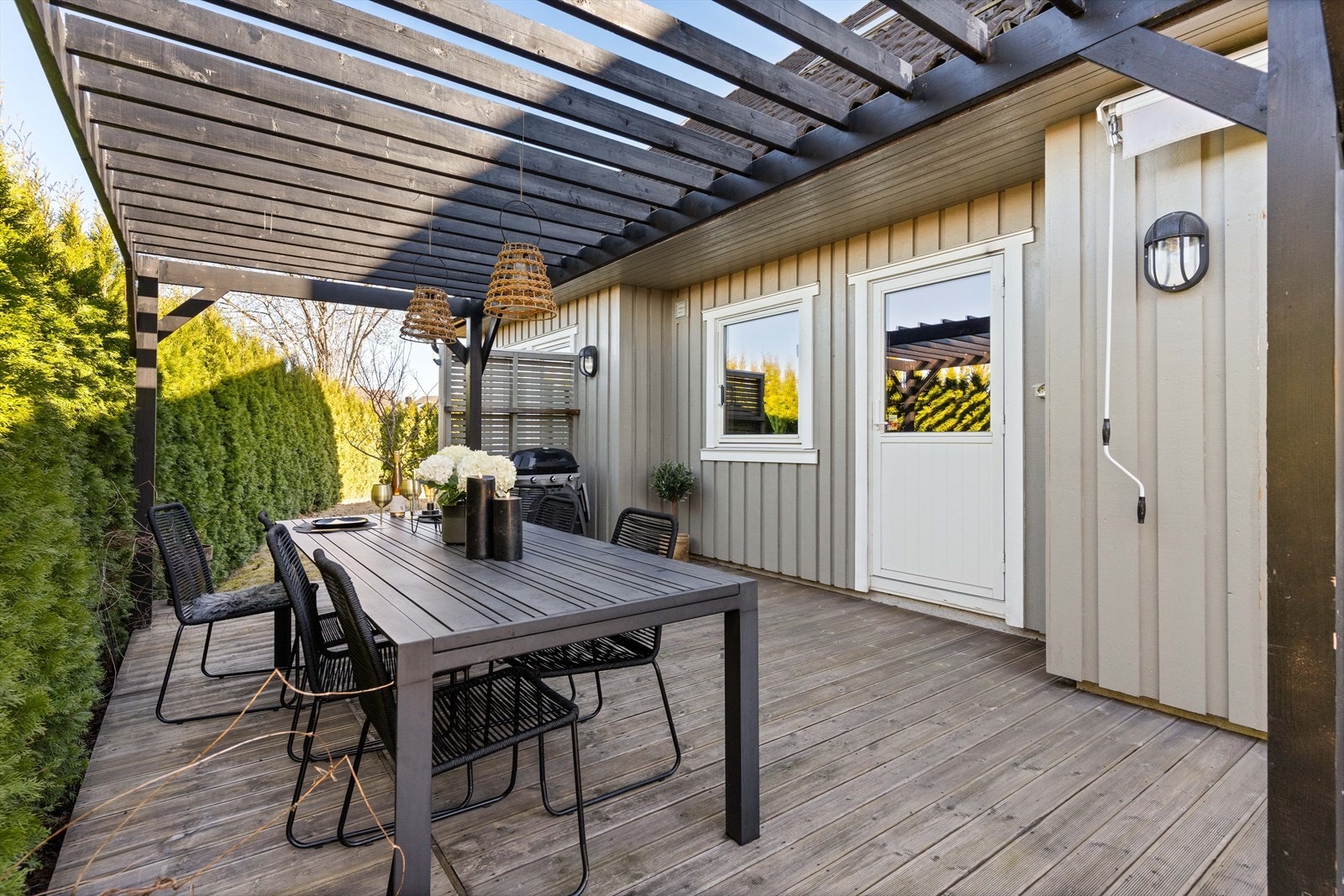 Uteplass med gode solforhold og plass til både spisegruppe og grill. Galleribilde