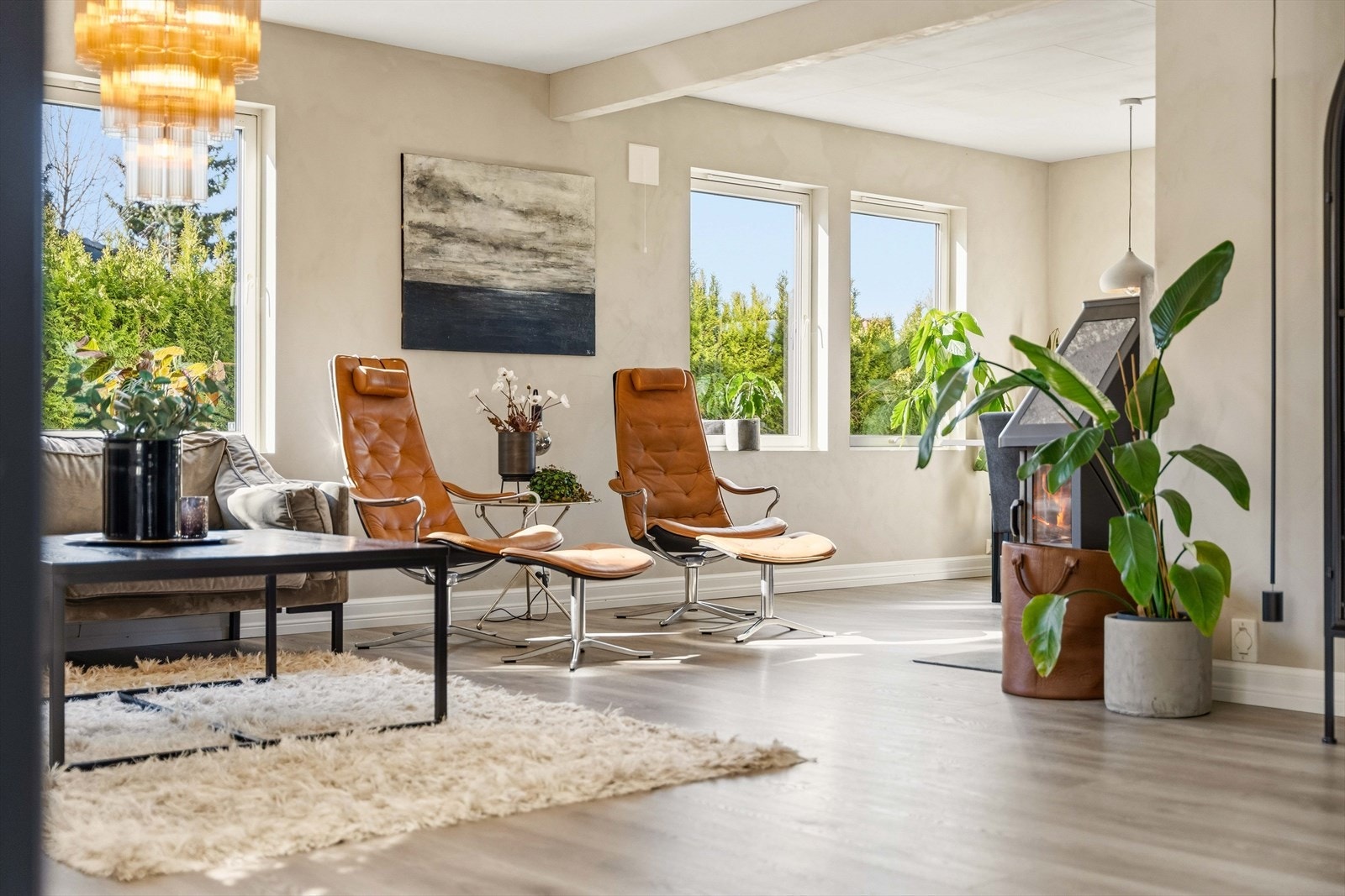 Lys sittegruppe med utsikt mot grøntarealer. Et ideelt sted for rolige morgener eller en kopp kaffe. Galleribilde