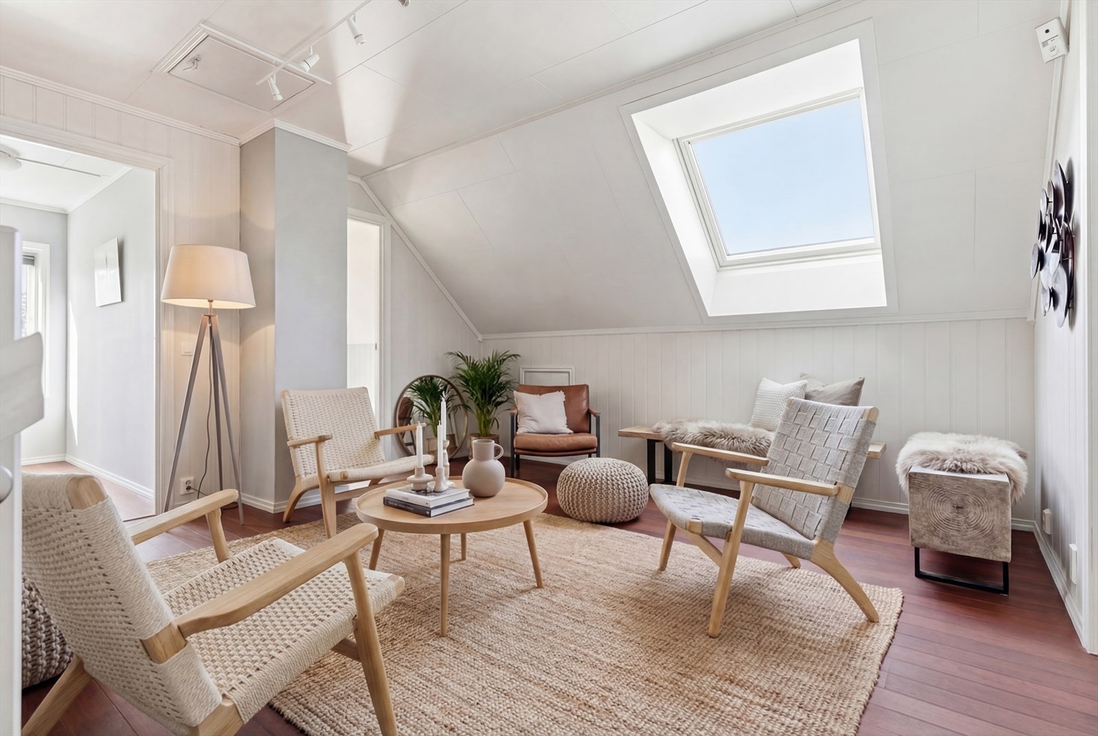 Stor loftstue med flotte lysforhold og god takhøyde. Perfekt som ekstra oppholdsrom. Galleribilde