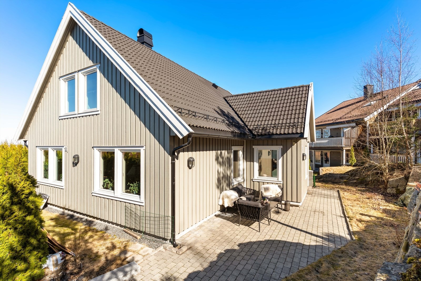 Boligen fremstår velholdt og innbydende med fine uteområder rundt. Galleribilde