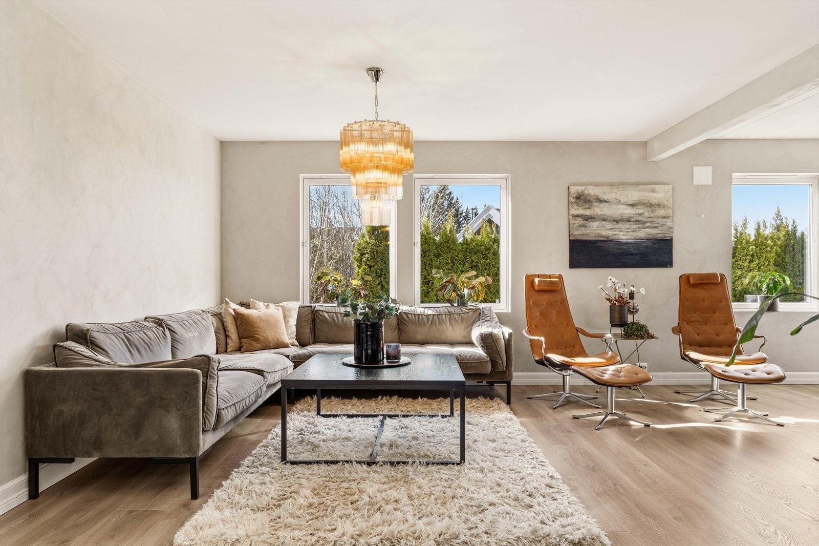 Åpen og luftig stue med gode møbleringsmuligheter. Her er det enkelt å skape et personlig preg. Galleribilde