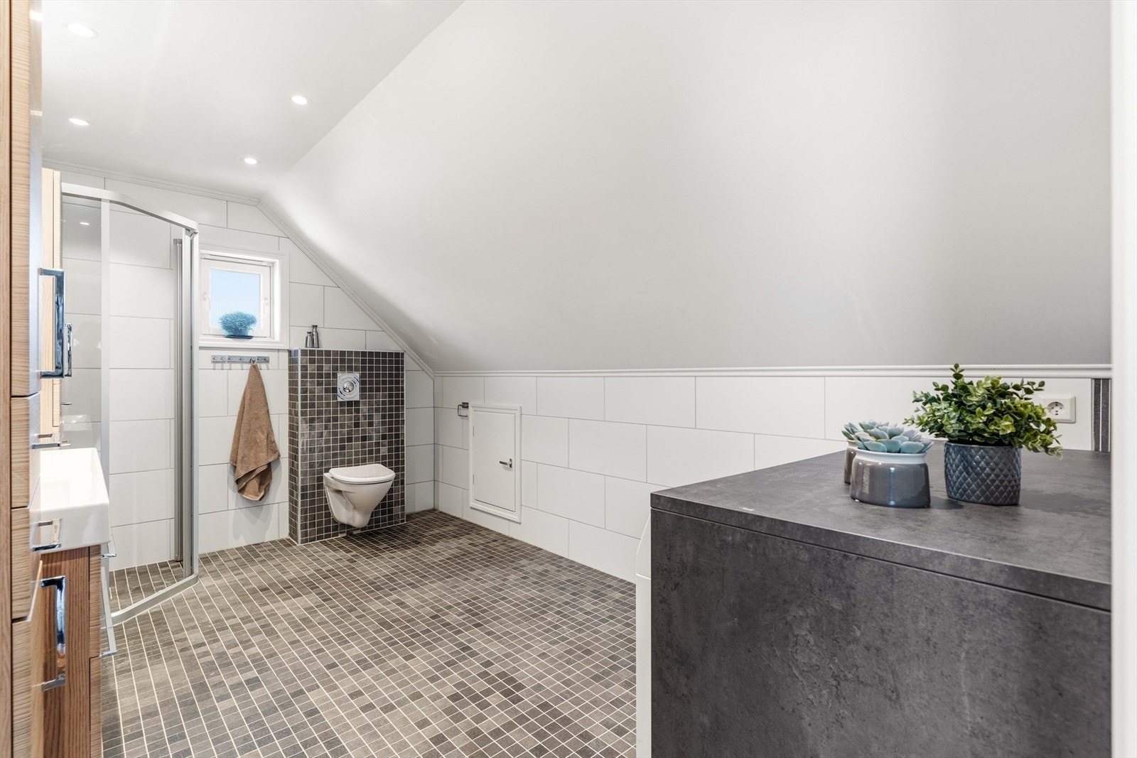 Badet er av god størrelse og har behagelige fargetoner på flisene. Galleribilde