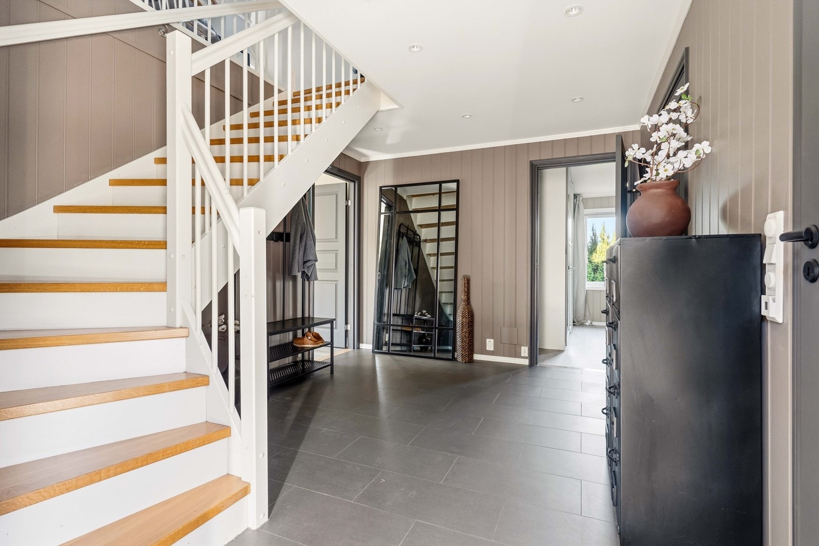 Entré med god plass til oppbevaring og en ryddig velkomst. Her får du et godt førsteinntrykk av boligen. Galleribilde