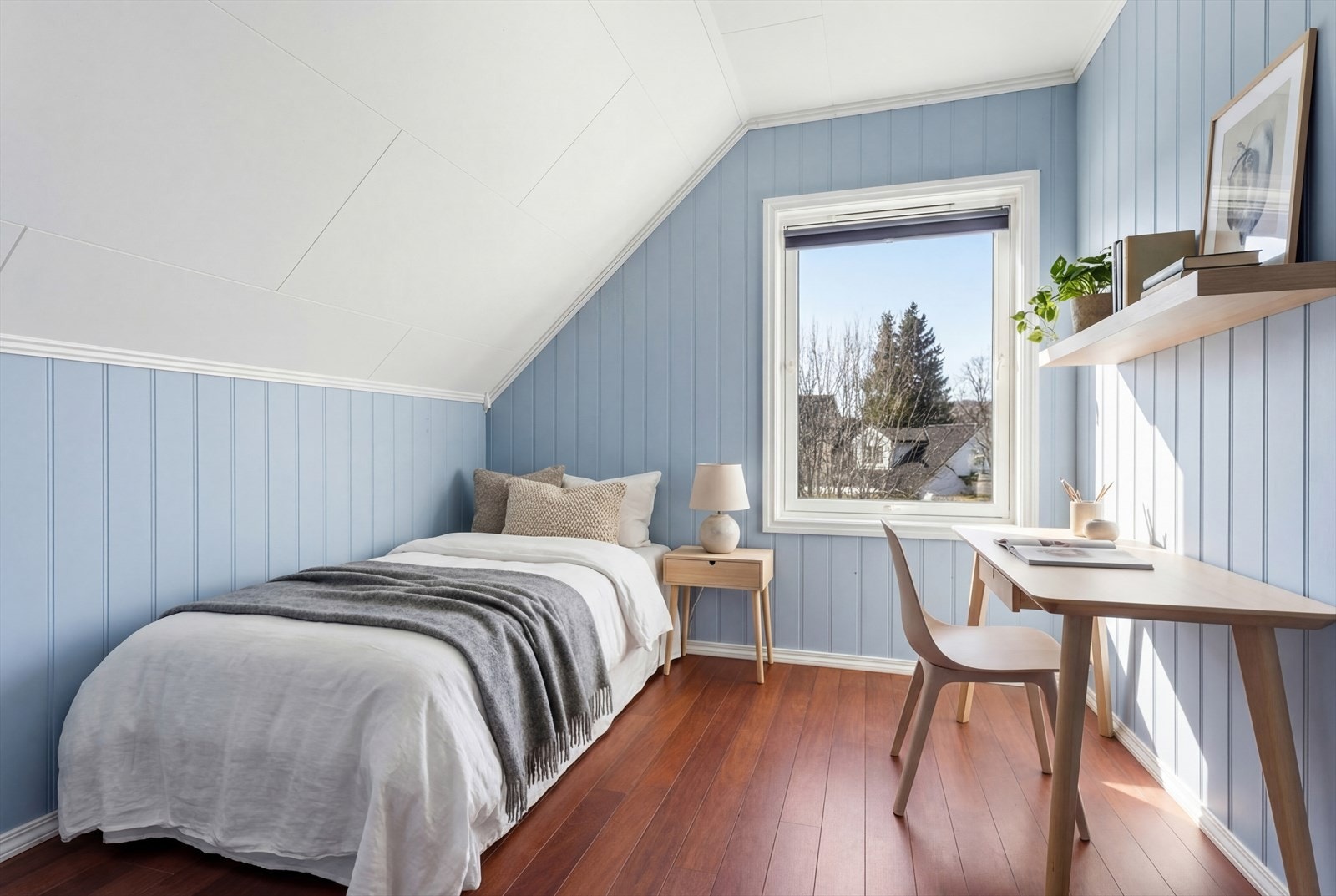 Soverom med rolige farger og praktisk innredning. Perfekt for både barn og ungdom. Galleribilde