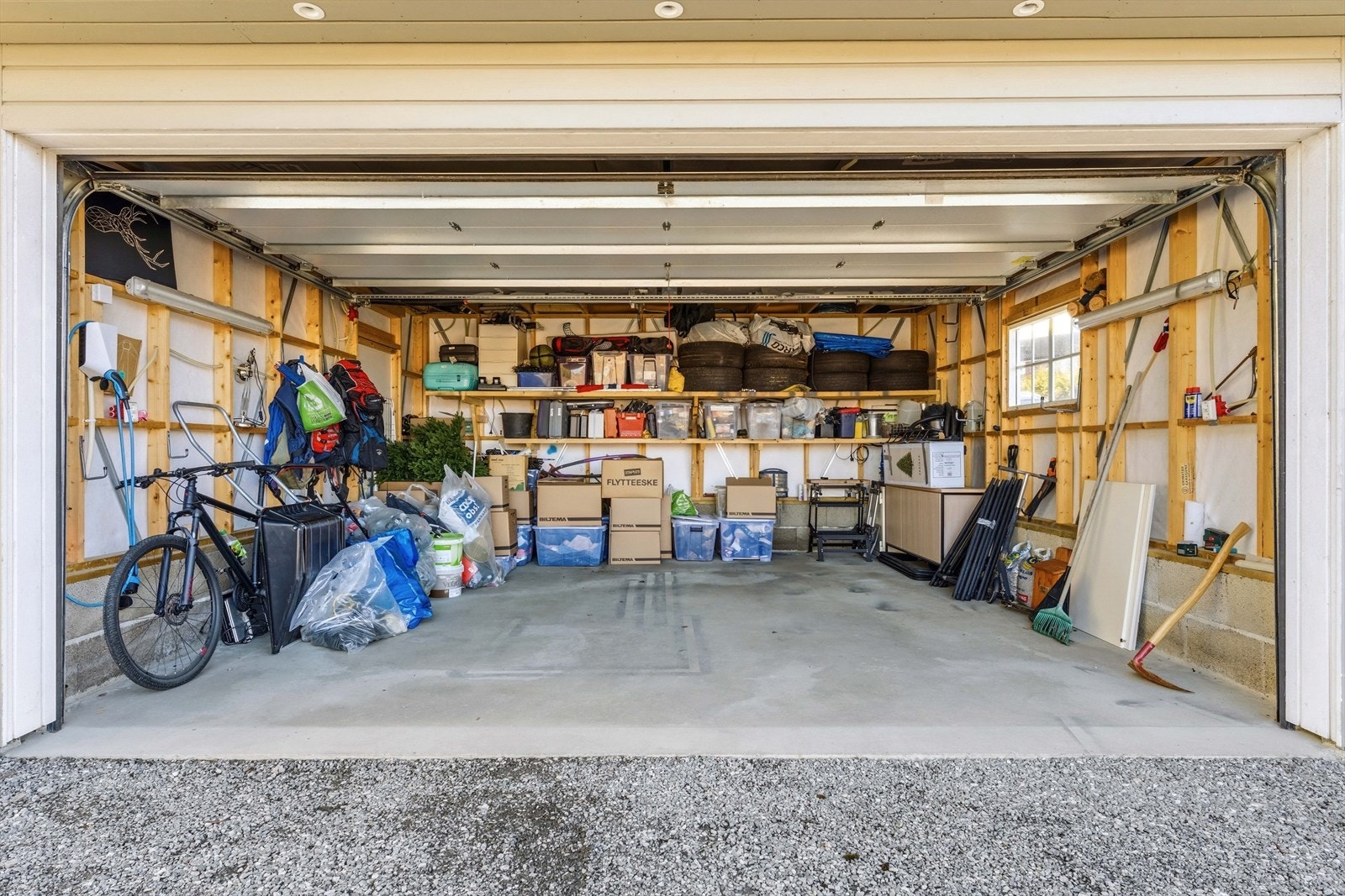 Dobbelgarasje med god lagringsplass og parkering. Praktisk i hverdagen. Galleribilde