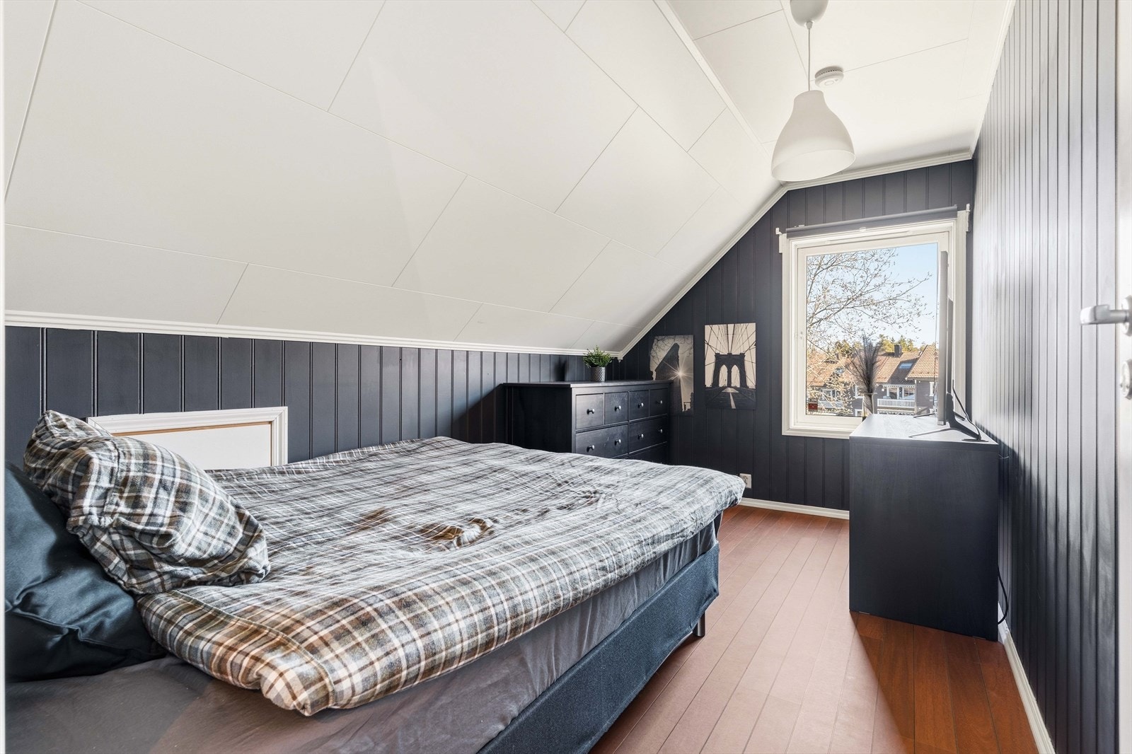 Soverom med lun atmosfære og fine detaljer. Et koselig rom med god plass. Galleribilde