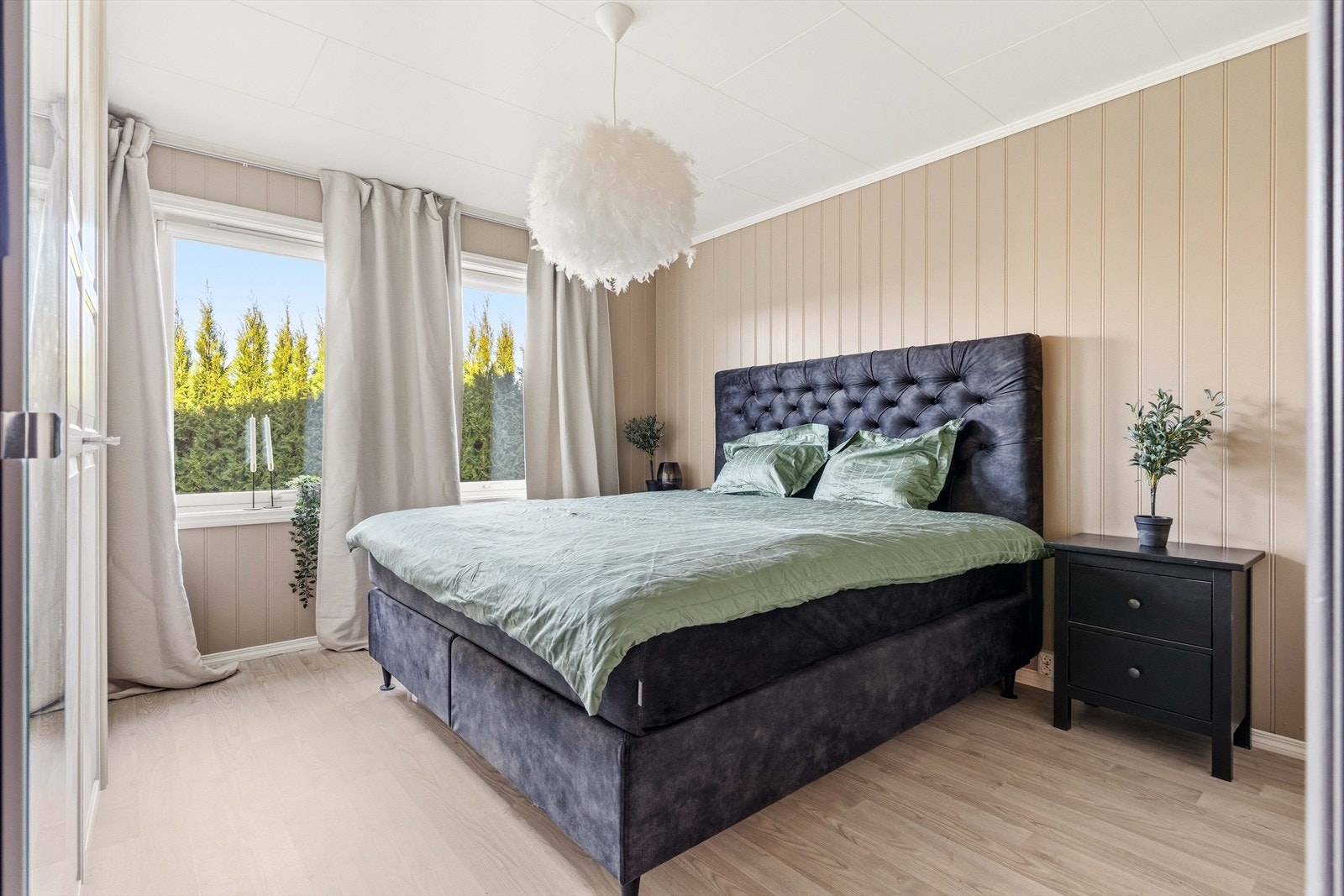 Hovedsoverom med god plass til dobbeltseng og garderobe. Et rolig og behagelig rom å trekke seg tilbake til. Galleribilde