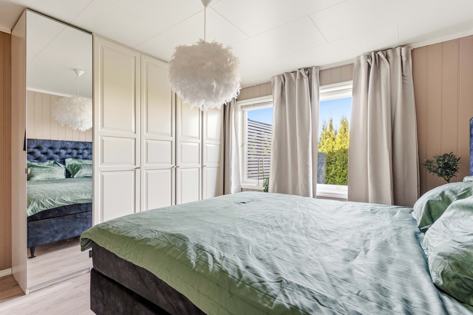 Soverommet har god lagringsplass og harmoniske fargetoner. Et lyst og innbydende rom. Galleribilde