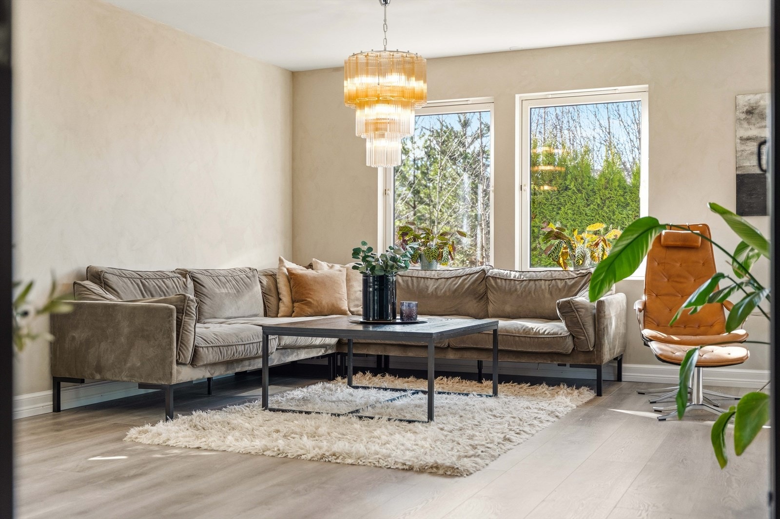 Stue med god plass til hele familien og direkte kontakt med uteområdet. Et lyst og trivelig oppholdsrom. Galleribilde