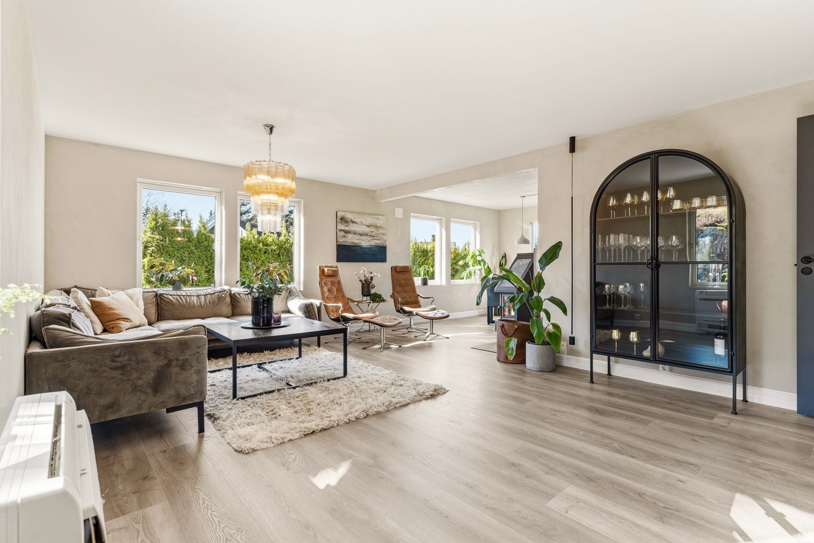 Lys og innbydende stue med store vindusflater som slipper inn rikelig med dagslys. Her er det god plass til både sofagruppe og sosial sone. Galleribilde