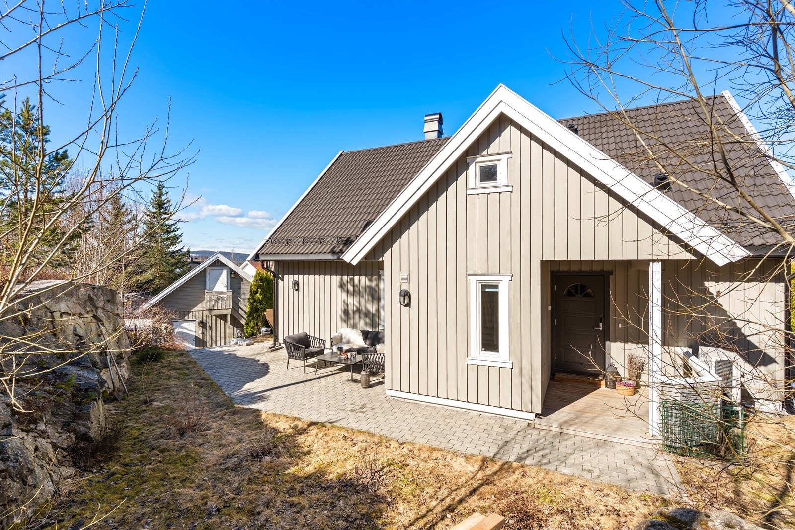 Sjarmerende enebolig med tiltalende fasade og pent opparbeidet tomt. Galleribilde