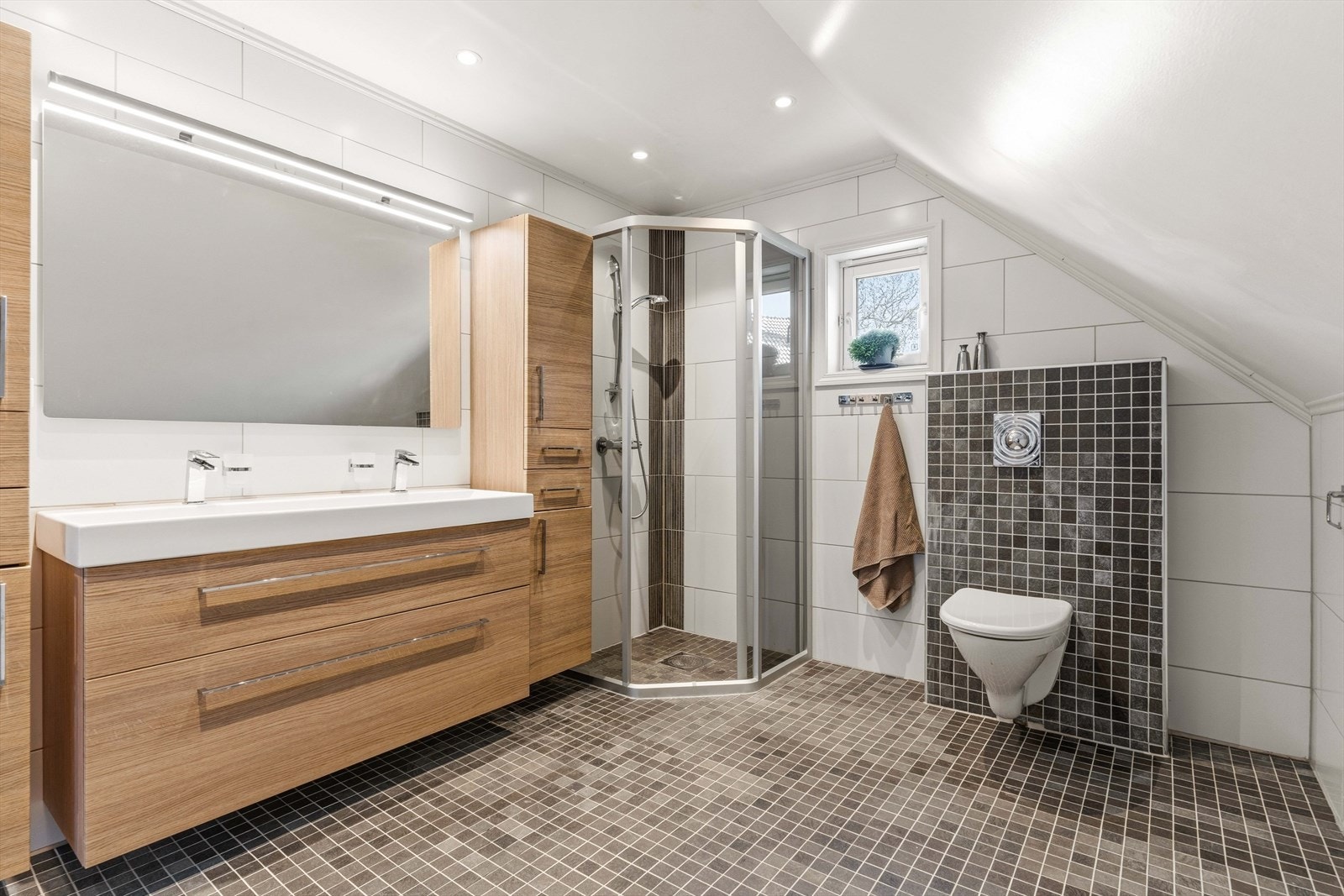 Stort bad med dusjhjørne og god plass til daglig bruk. En praktisk løsning for familien. Galleribilde